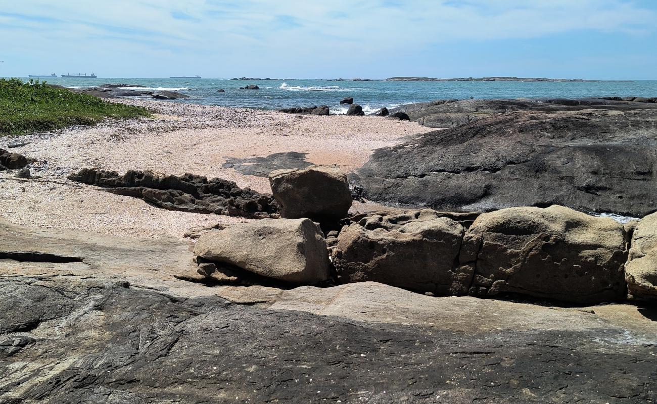 Photo de Praia da Ilha Pitua avec sable beige & pierres de surface