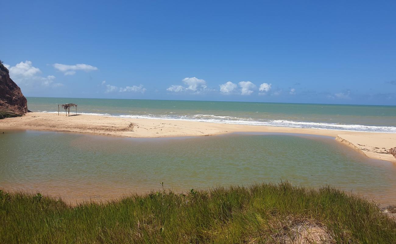 Photo de Praia das Ostras Prado Bahia avec sable beige de surface