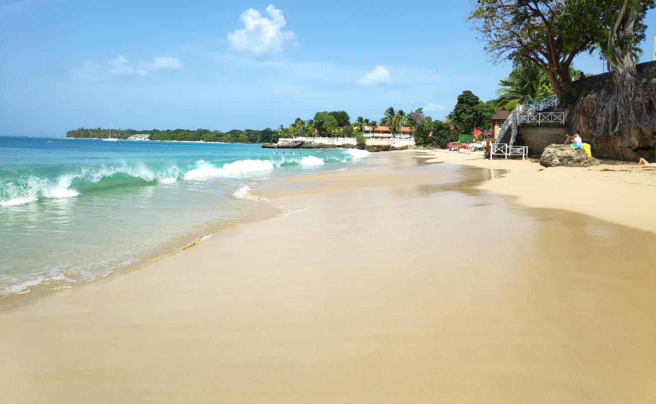 Photo de Store Bay beach avec sable fin et lumineux de surface