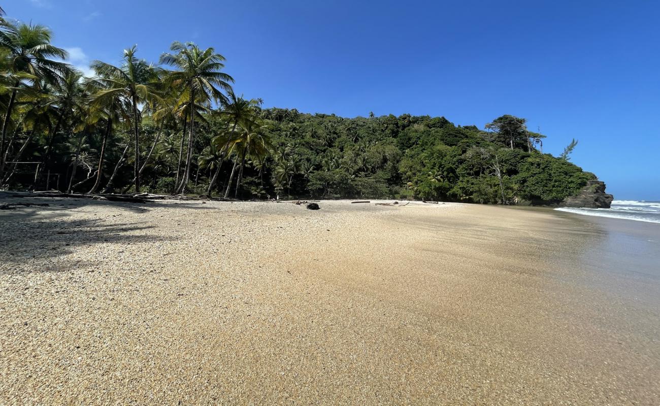 Photo de Yara beach avec caillou fin clair de surface