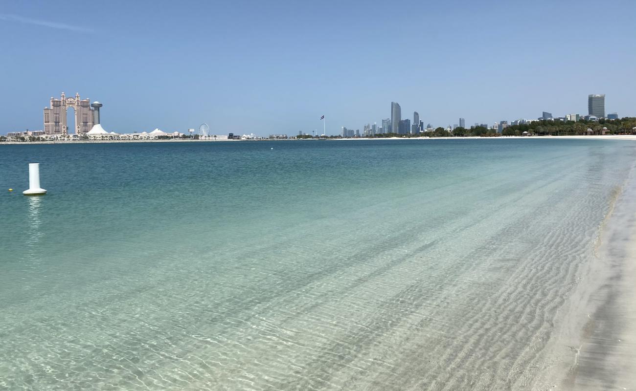 Photo de Plage de l'Emirates Palace avec sable fin blanc de surface