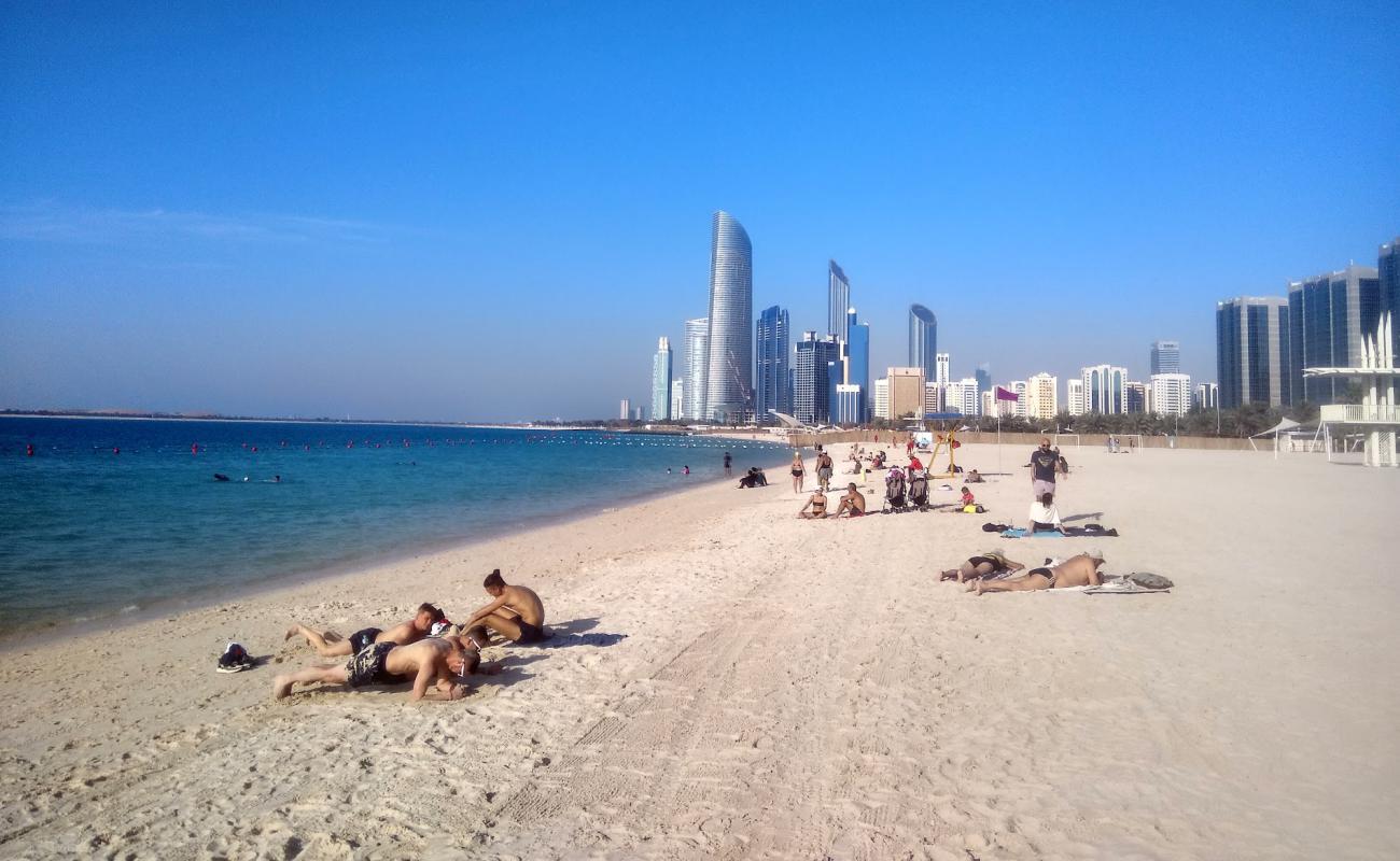 Photo de Corniche beach avec sable fin blanc de surface