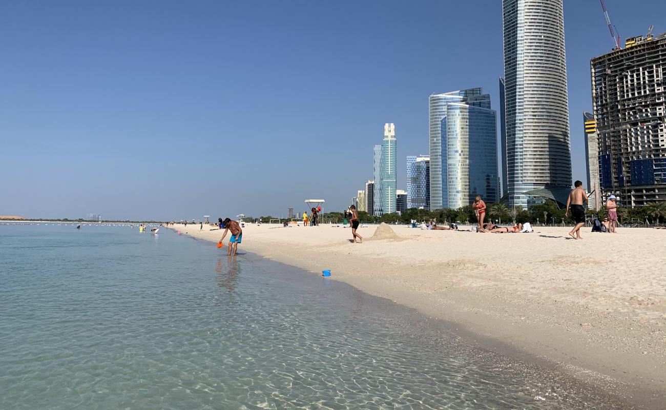 Photo de Abu Dhabi beach avec sable fin blanc de surface