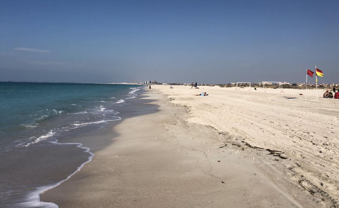 Photo de Plage de Saadiyat avec sable fin blanc de surface