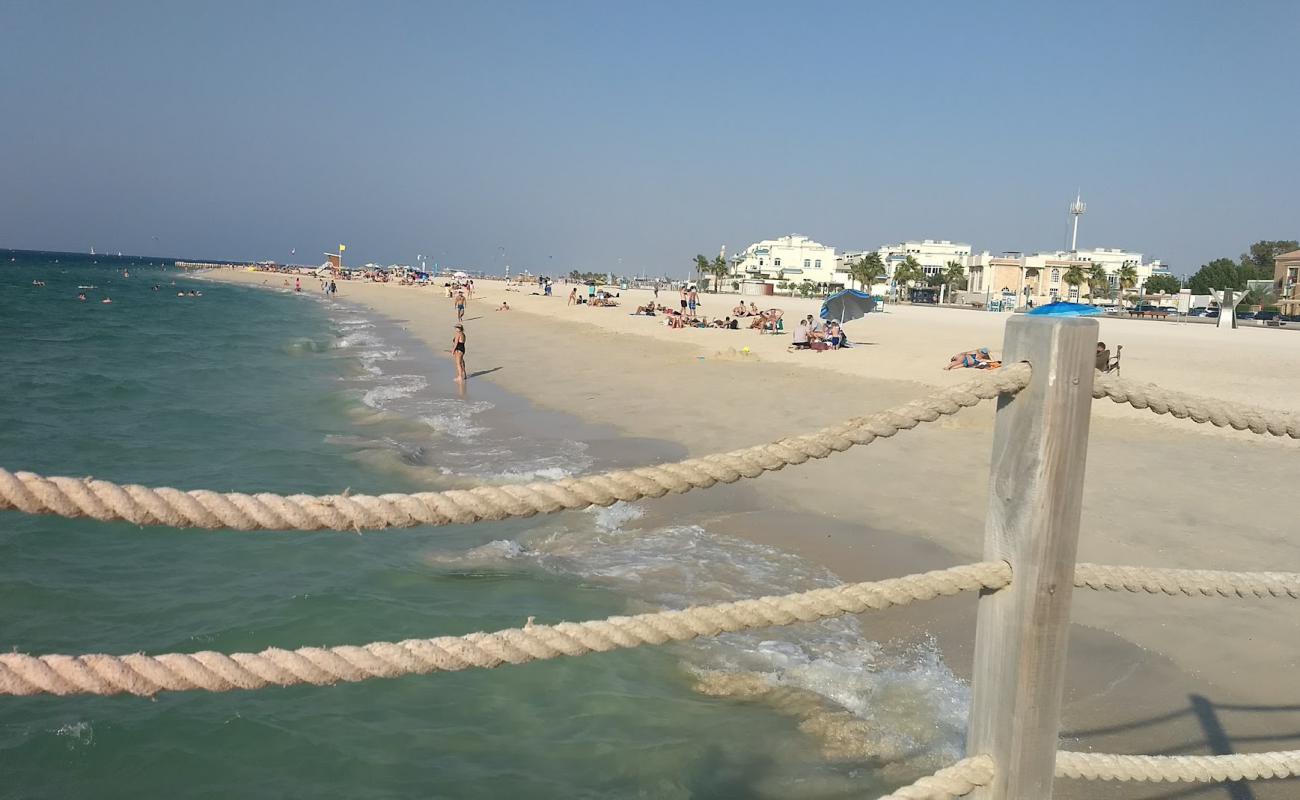 Photo de Umm Suqeim beach avec sable beige fin de surface