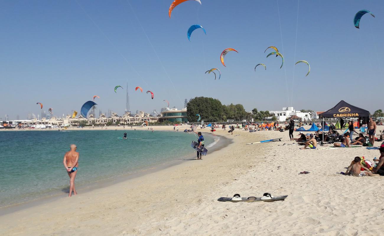Photo de Jumeirah Kite beach avec sable beige fin de surface