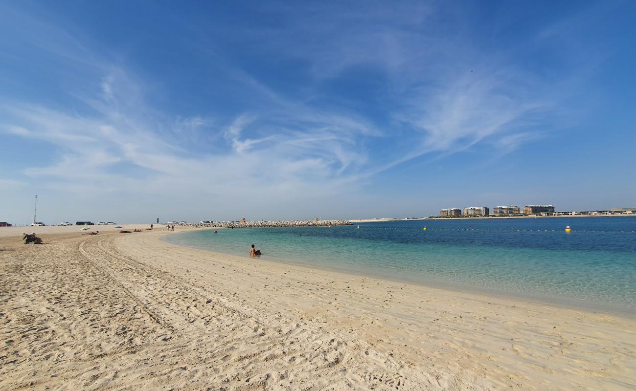 Photo de Sunrise beach avec sable beige fin de surface