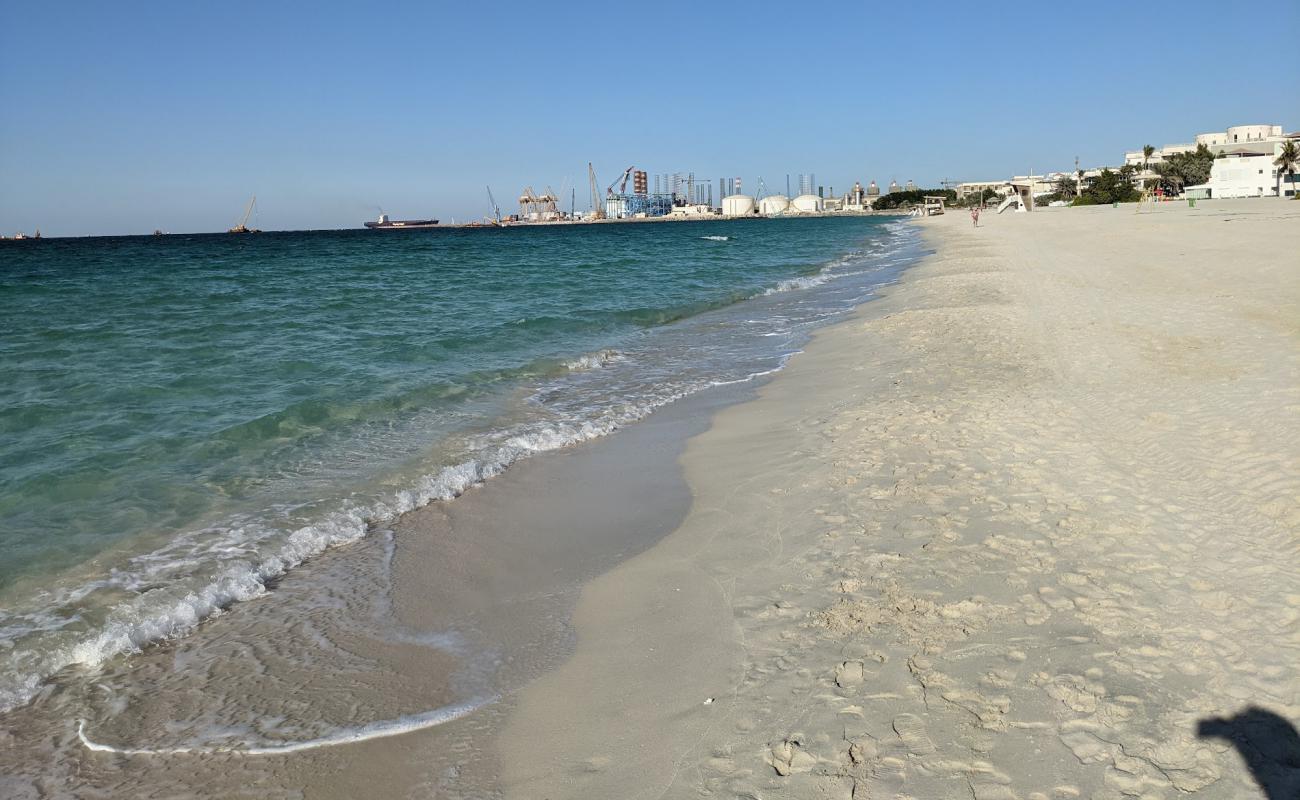 Photo de Al Khan beach avec sable beige de surface