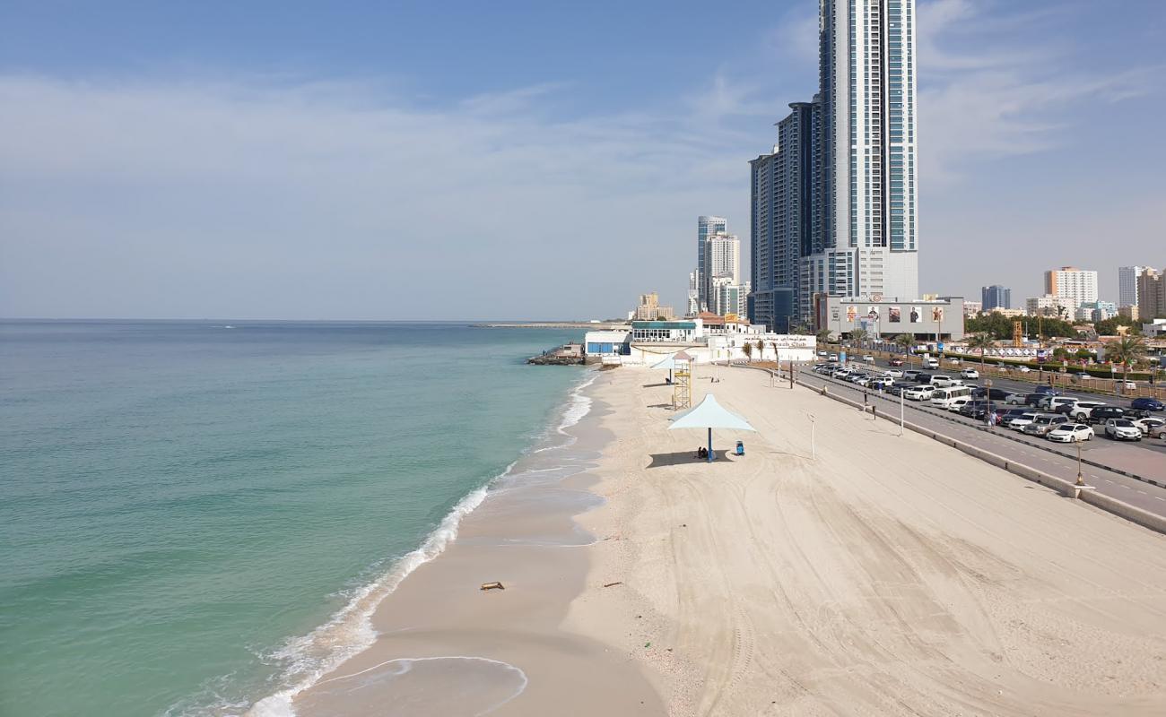 Photo de Ajman Public beach avec sable lumineux de surface