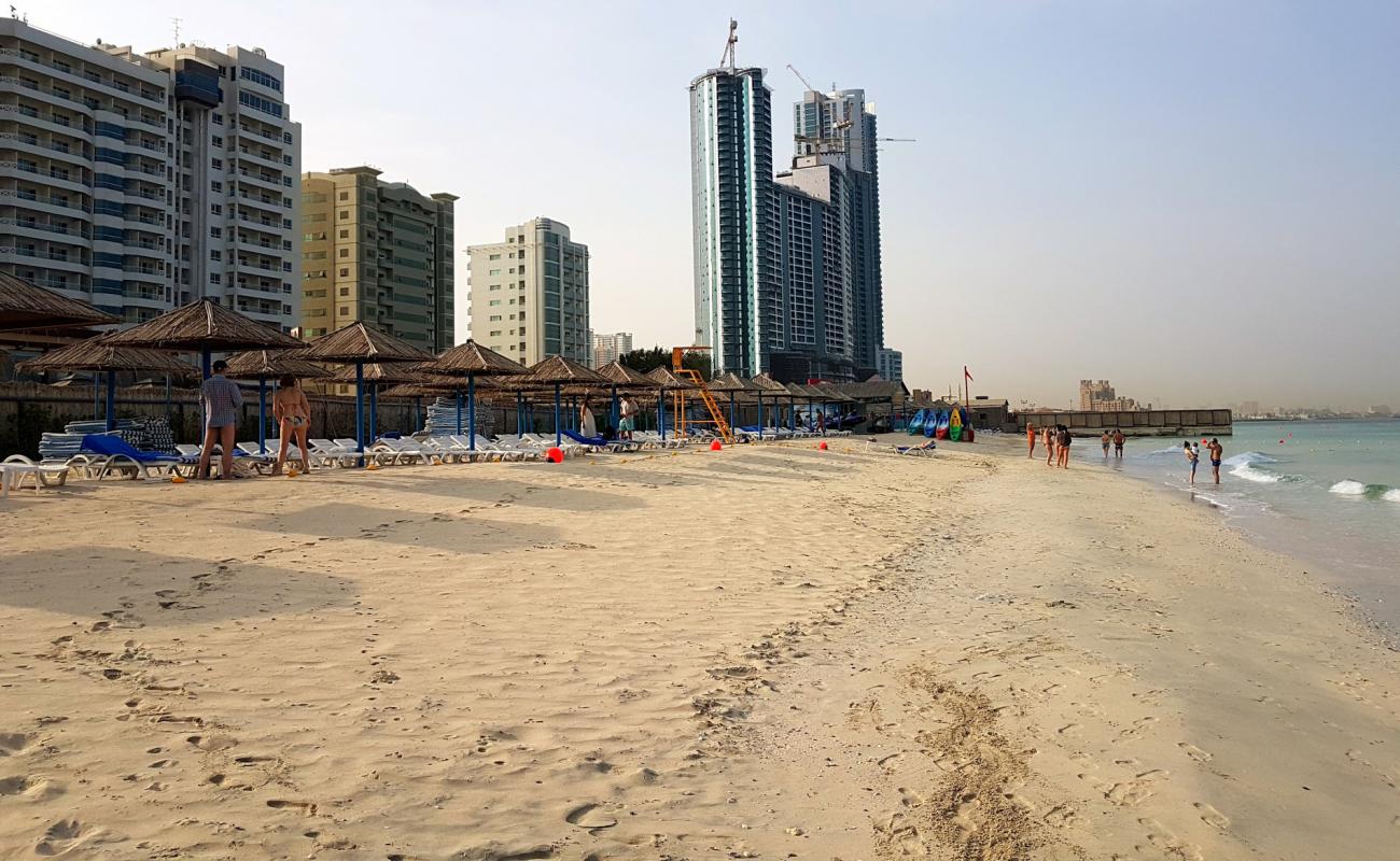 Photo de Ajman beach II avec sable lumineux de surface