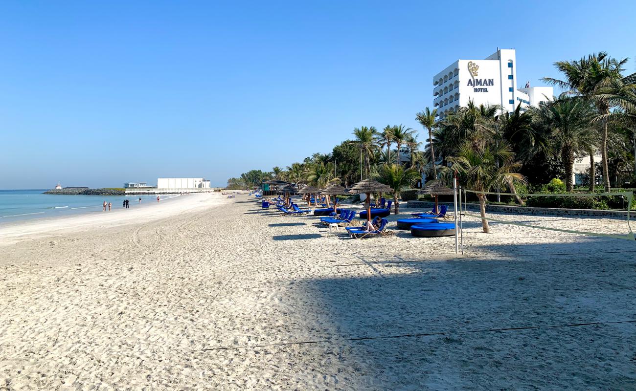 Photo de Plage de la station balnéaire d'Ajman avec sable beige fin de surface