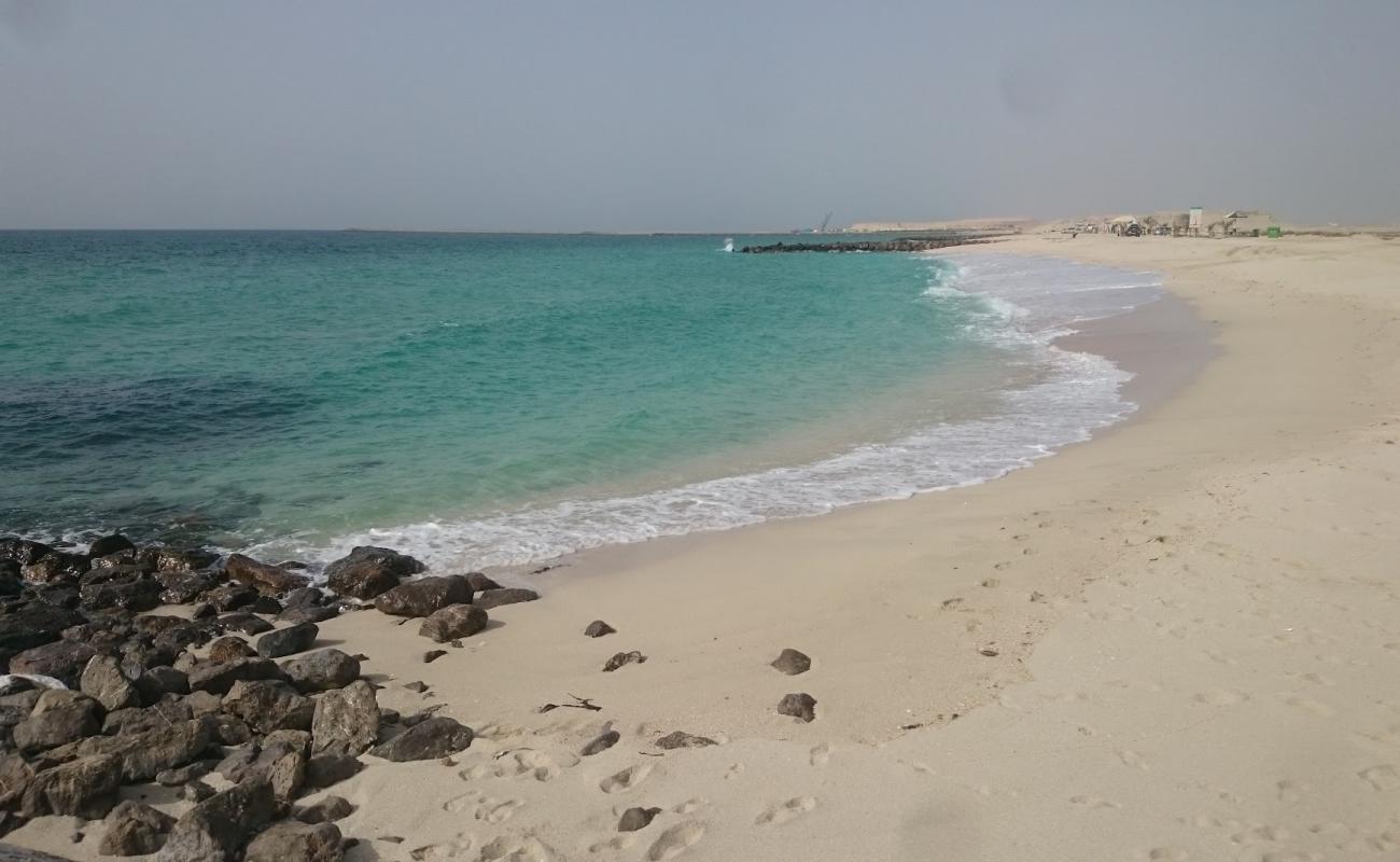 Photo de Al Hamriyah Public beach avec sable lumineux de surface