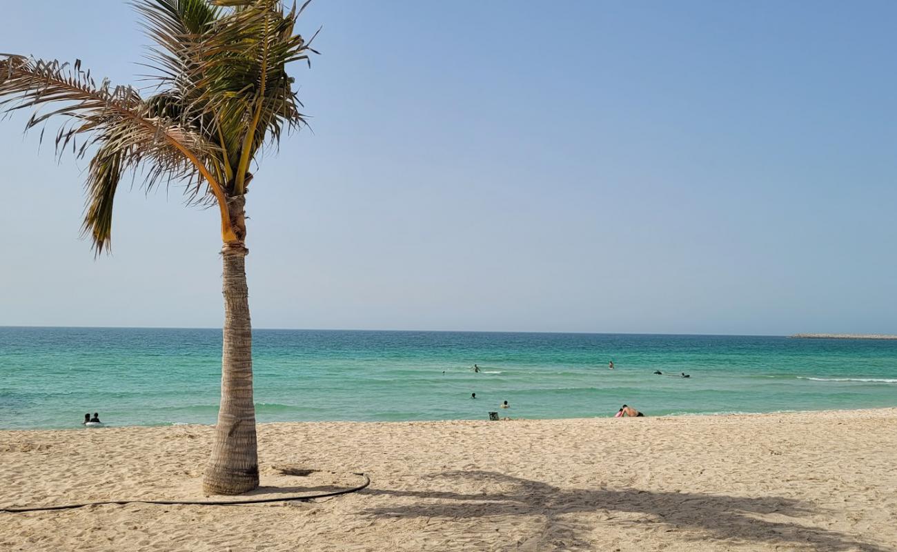 Photo de Al Hamriya beach II avec sable beige de surface