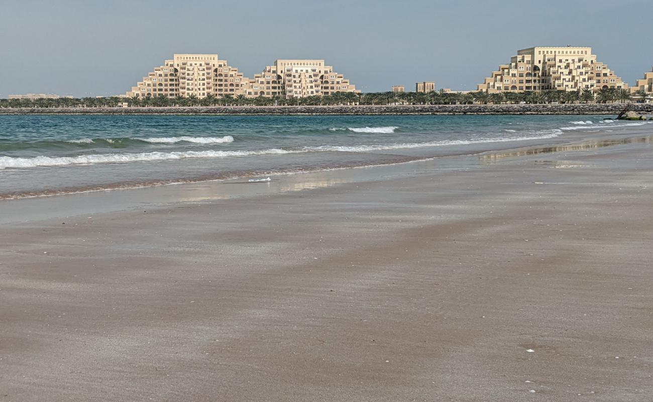 Photo de Ras Al Khaimah Public avec sable beige de surface
