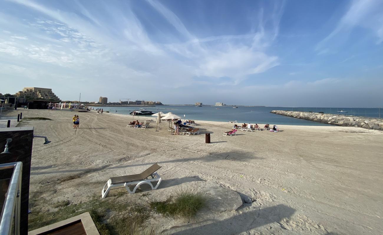 Photo de Ras Al Khaimah II avec sable beige de surface