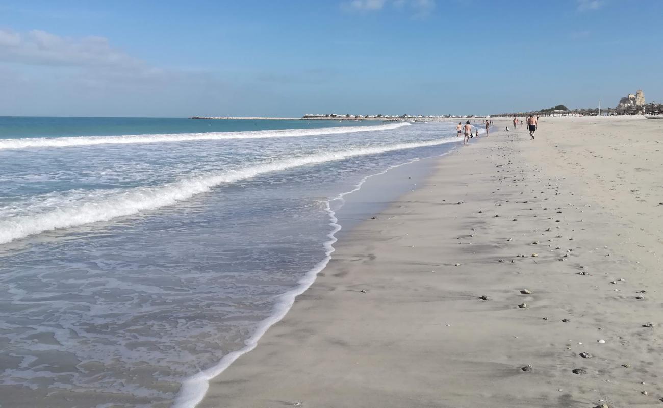 Photo de Al Hamra beach avec sable lumineux de surface