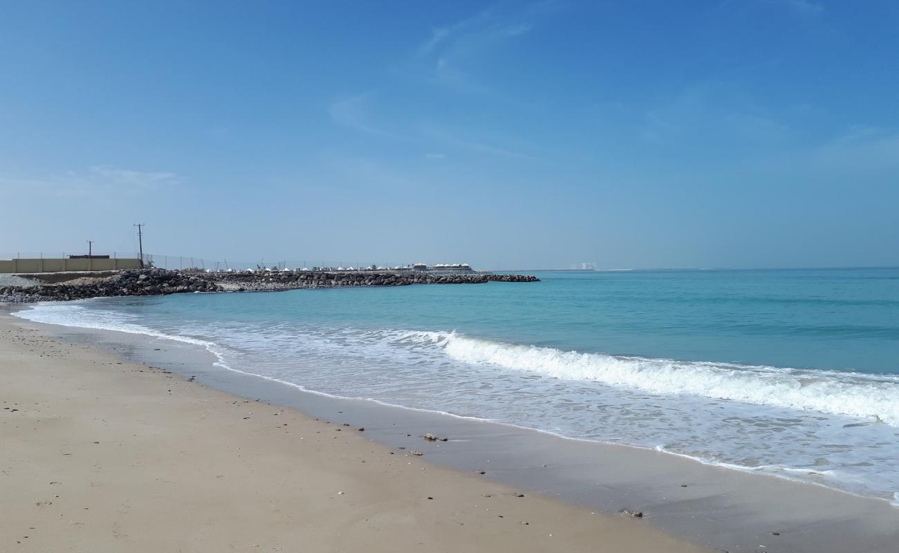 Photo de Al Jazeerah beach avec sable lumineux de surface