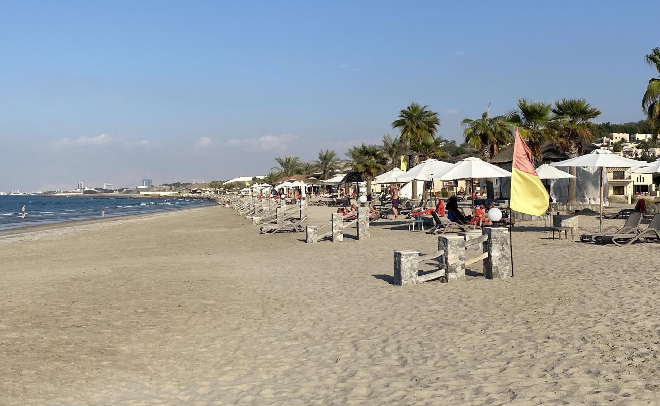 Photo de Cove Rotana resort avec sable fin et lumineux de surface