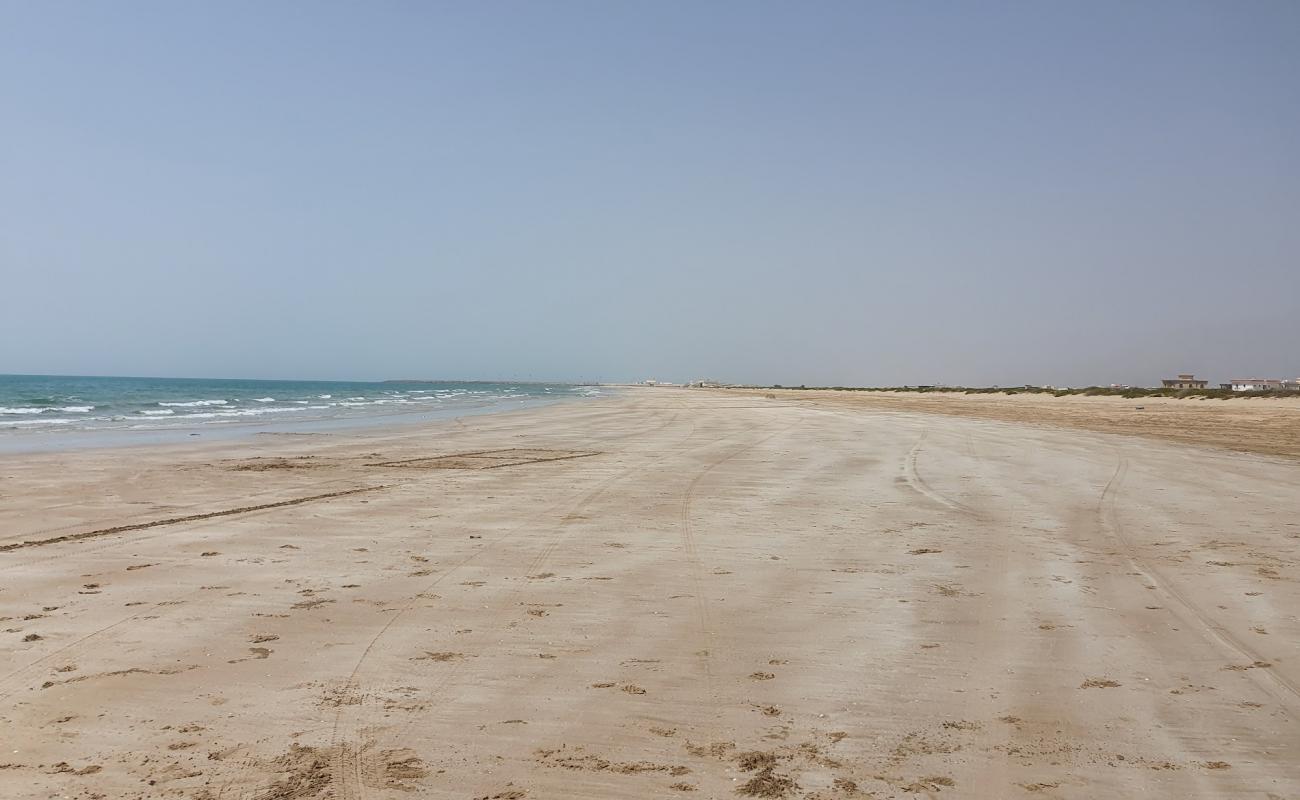 Photo de Al Rams beach avec sable lumineux de surface