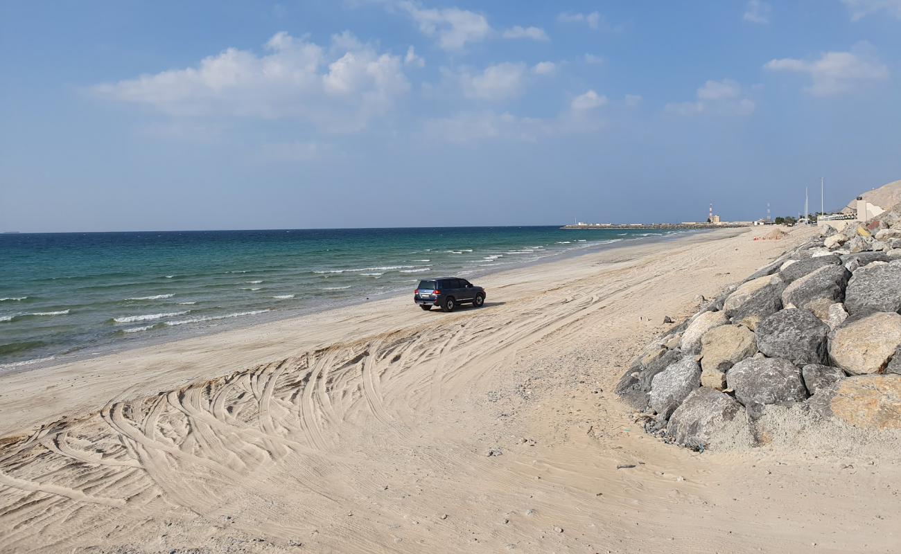 Photo de Shaam beach avec sable beige de surface