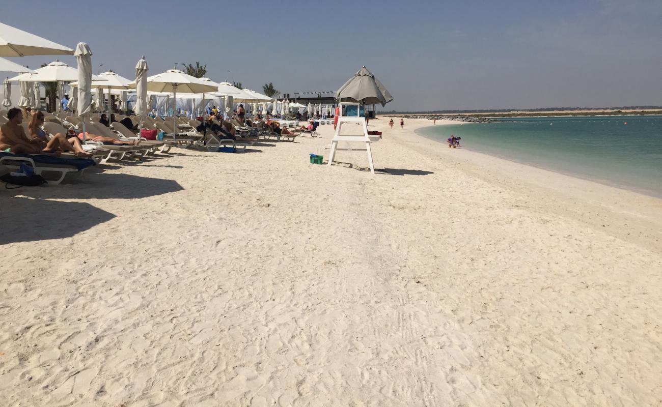 Photo de Yas Beach avec sable blanc de surface