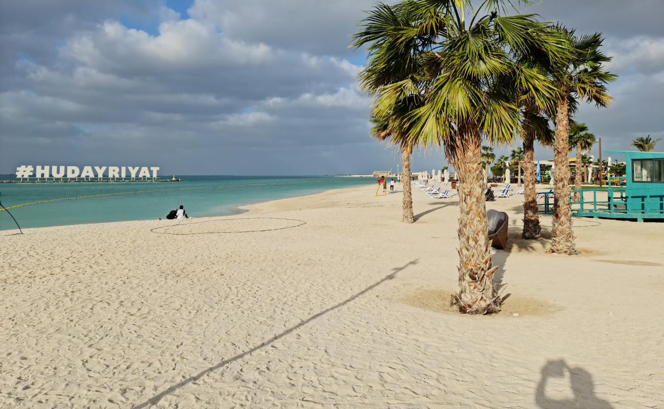 Photo de Al Hudayriat Beach avec sable blanc de surface