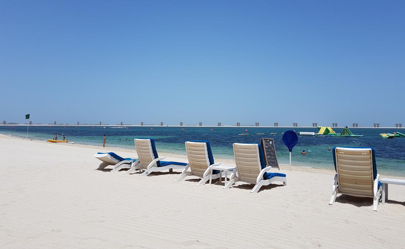 Photo de Jebel Ali Beach avec sable blanc de surface