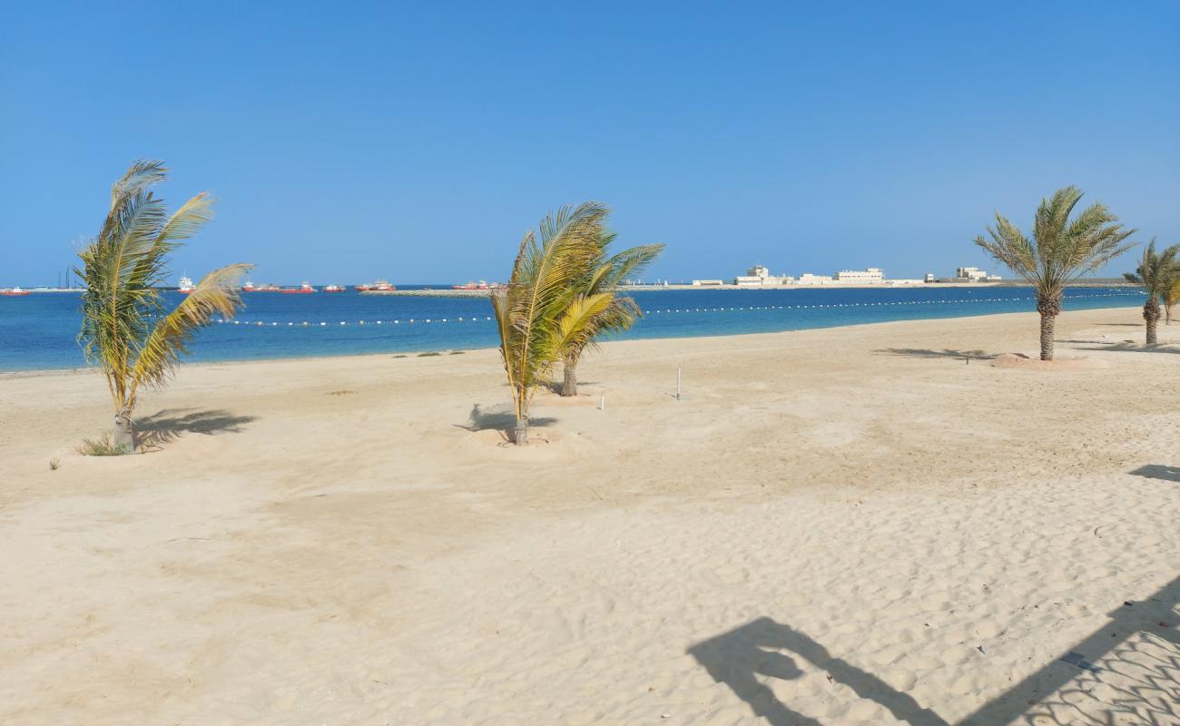 Photo de Al Mirfa Beach avec sable lumineux de surface