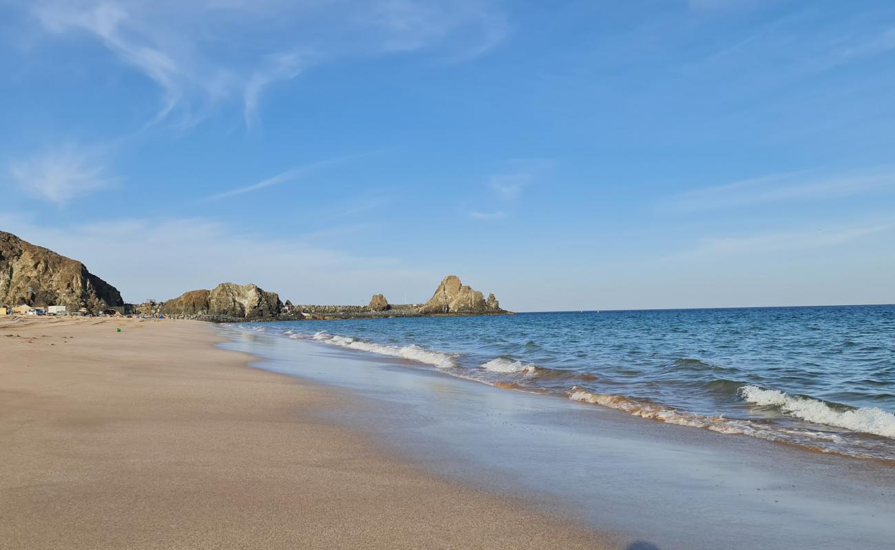 Photo de Al Aqah Beach avec sable gris de surface