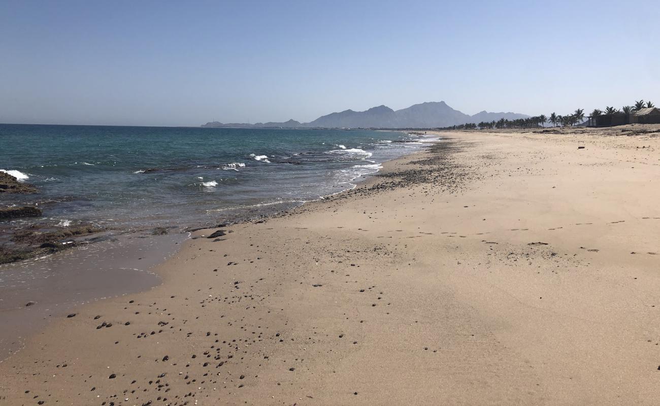 Photo de Faqiat beach avec sable clair avec caillou de surface