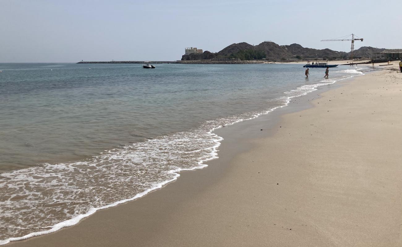 Photo de Royal Beach Hotel avec sable lumineux de surface