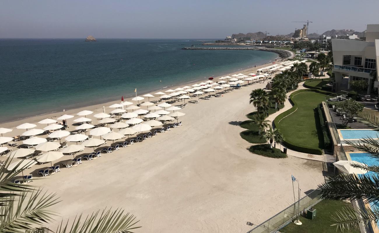 Photo de Radisson Blu Resort Beach avec sable lumineux de surface