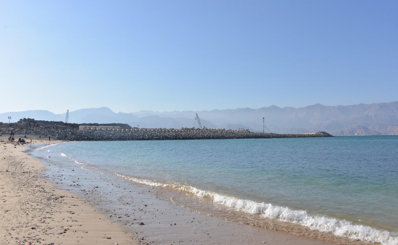 Photo de Al Akamiyah Beach avec sable beige & galets de surface