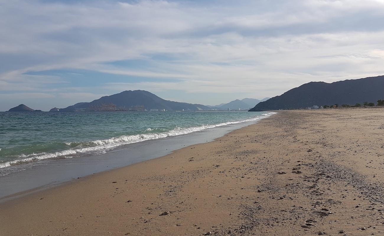 Photo de Luluyah Beach avec sable beige & galets de surface