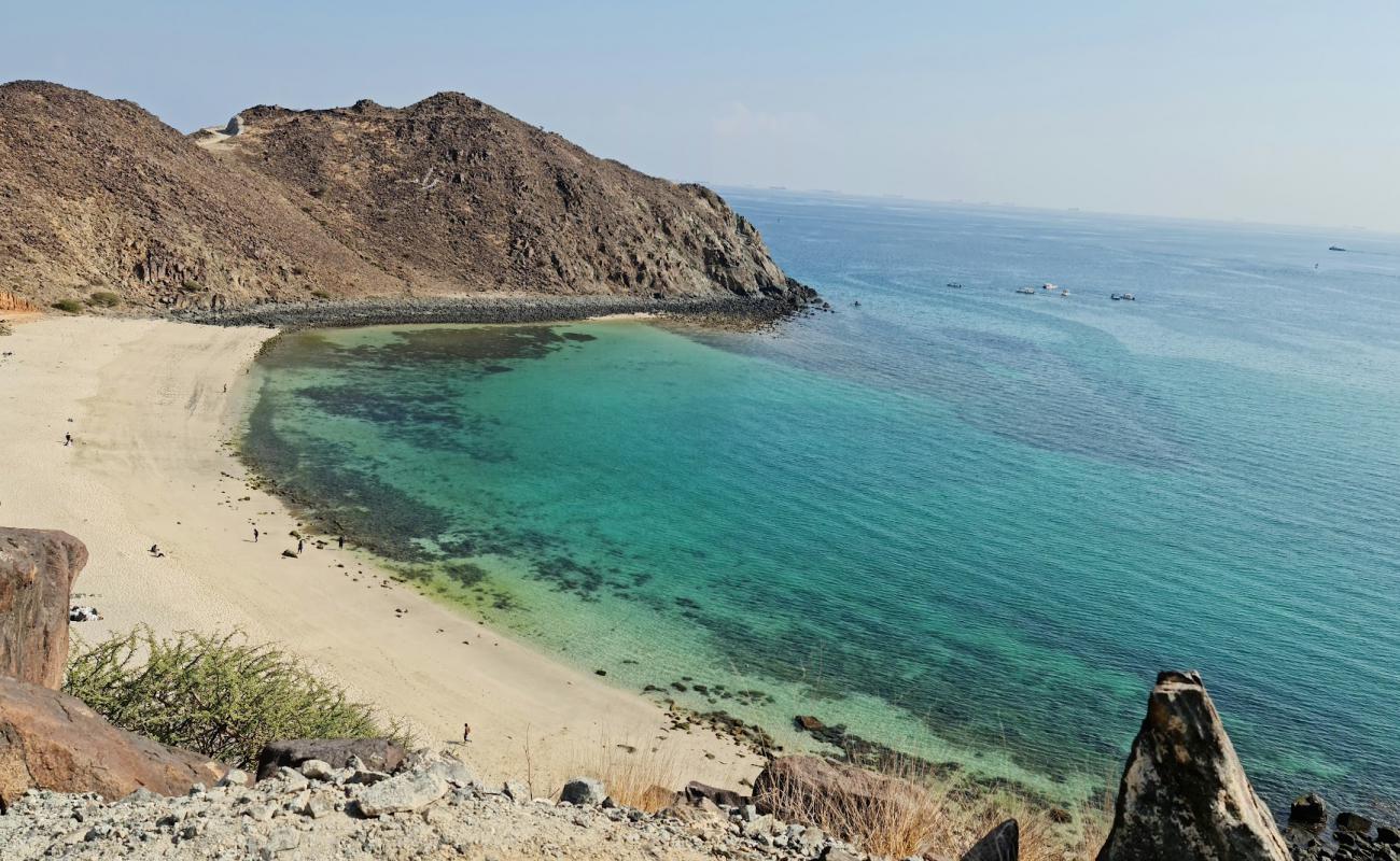 Photo de Khorfakkan Heart Beach avec sable beige de surface
