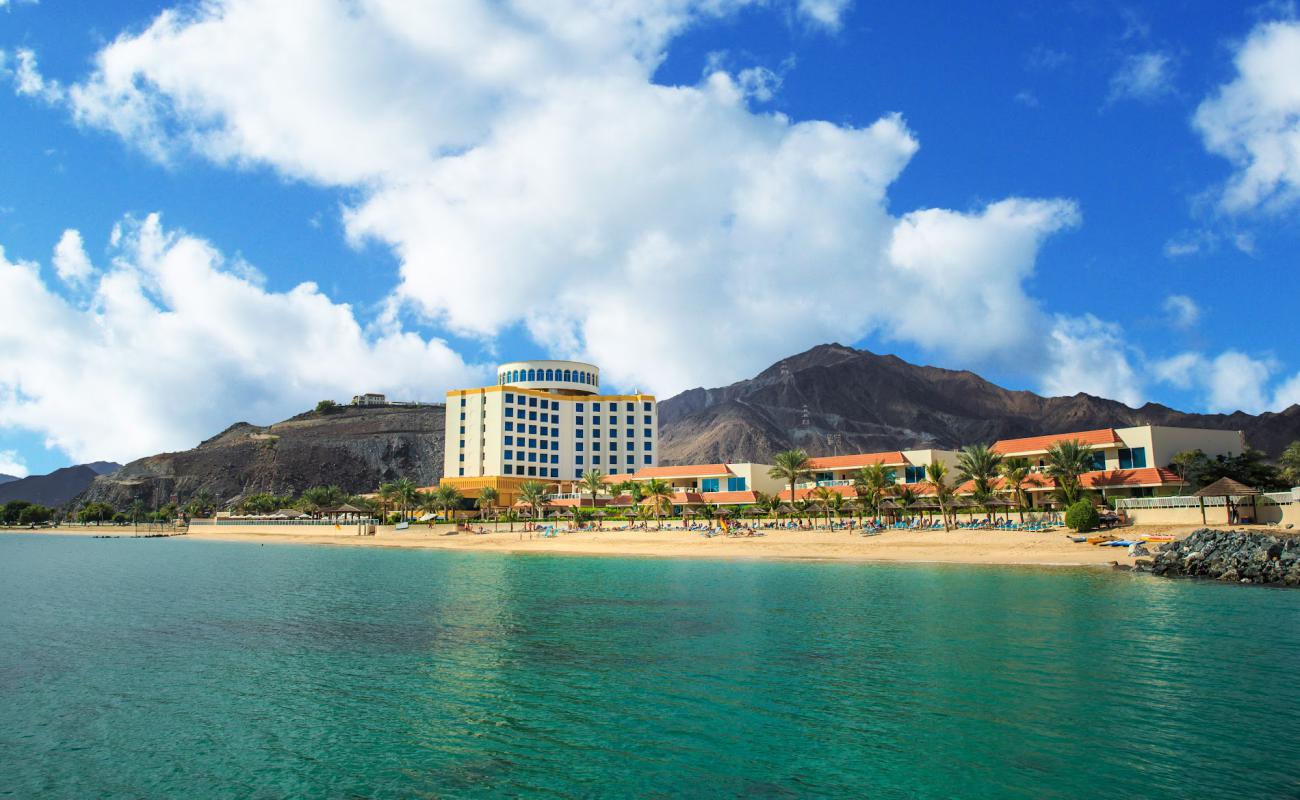 Photo de Khor Fakkan Beach avec sable lumineux de surface