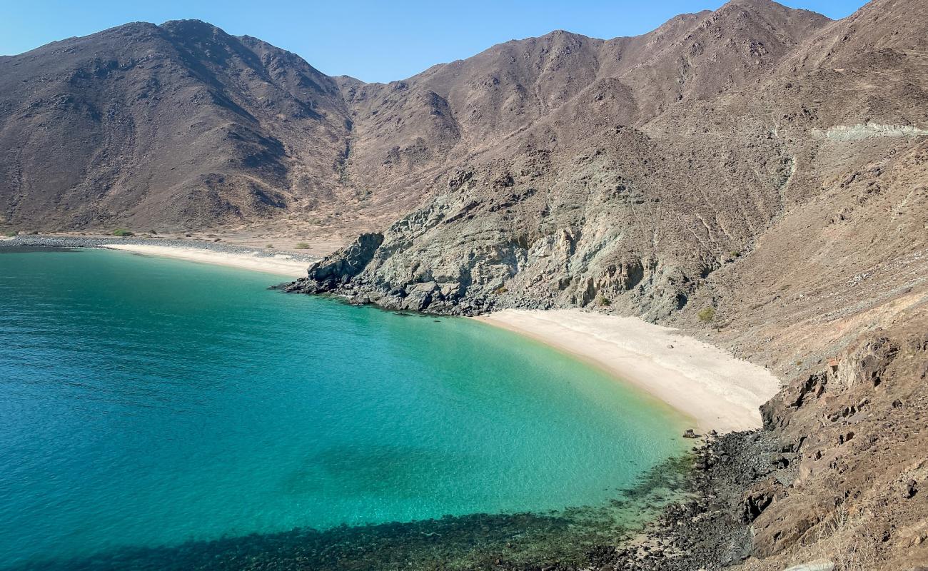 Photo de AlQalqali beach avec sable lumineux de surface