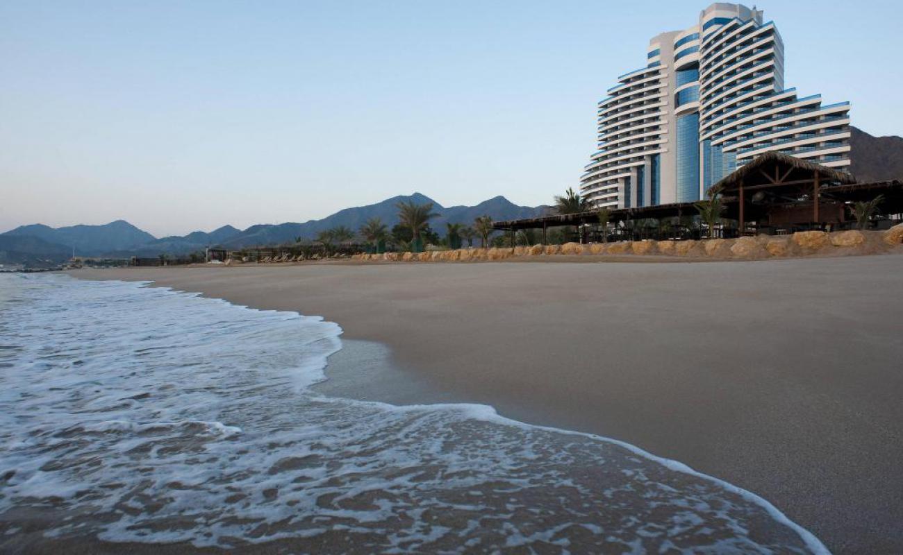 Photo de Sea Rugaylat Fujairah Beach avec sable beige de surface