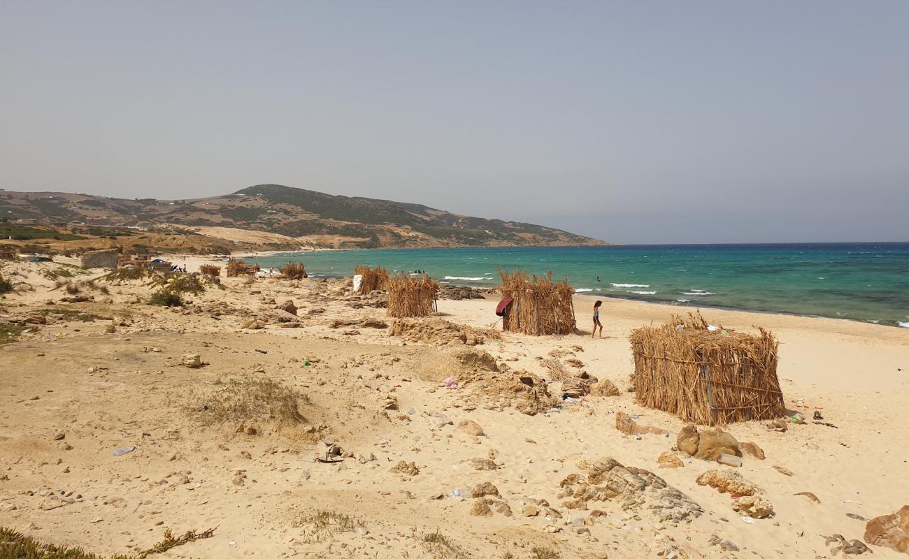 Photo de Kef Abbed Beach avec sable lumineux de surface