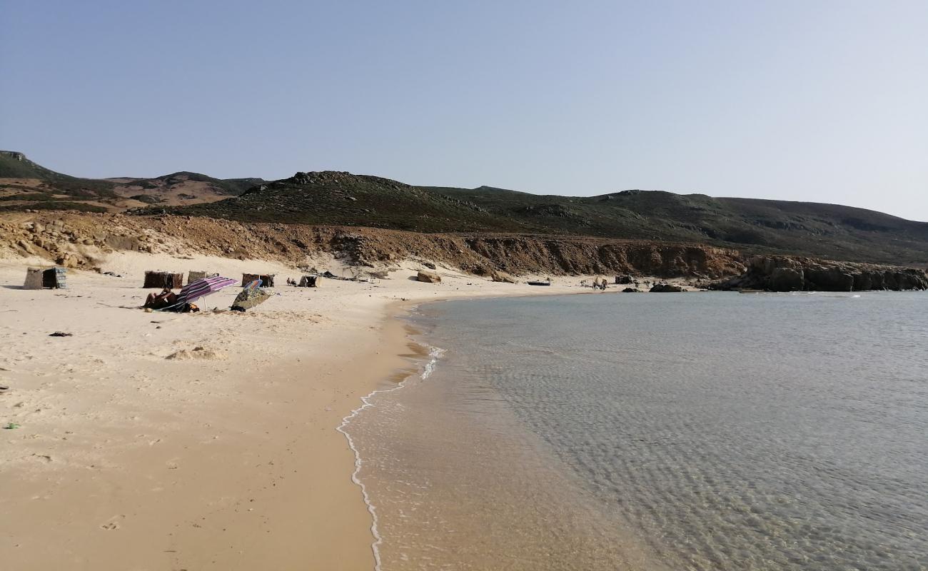 Photo de Marsa Douiba avec sable lumineux de surface