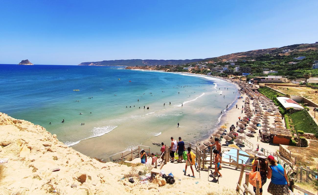 Photo de Ain Mestir Beach avec sable beige fin de surface