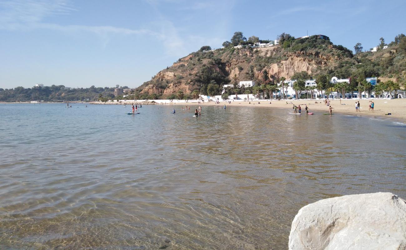 Photo de Sidi Bou Said Beach avec sable lumineux de surface