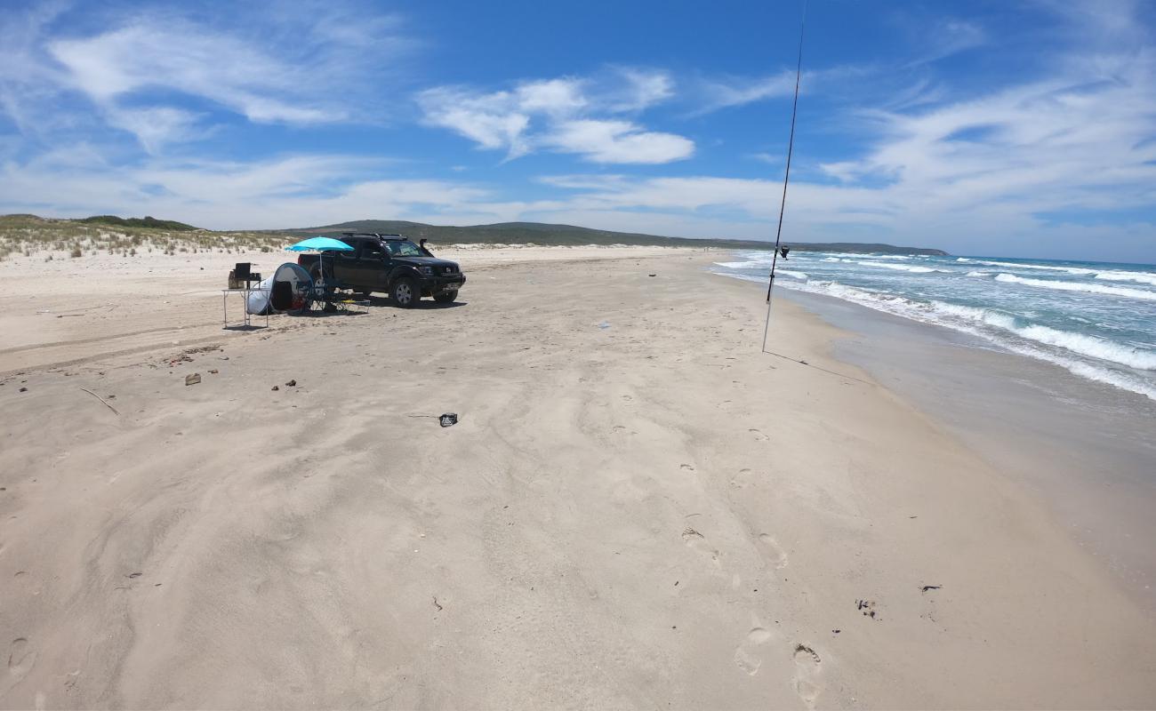 Photo de Plage Oued El Abid avec sable fin et lumineux de surface