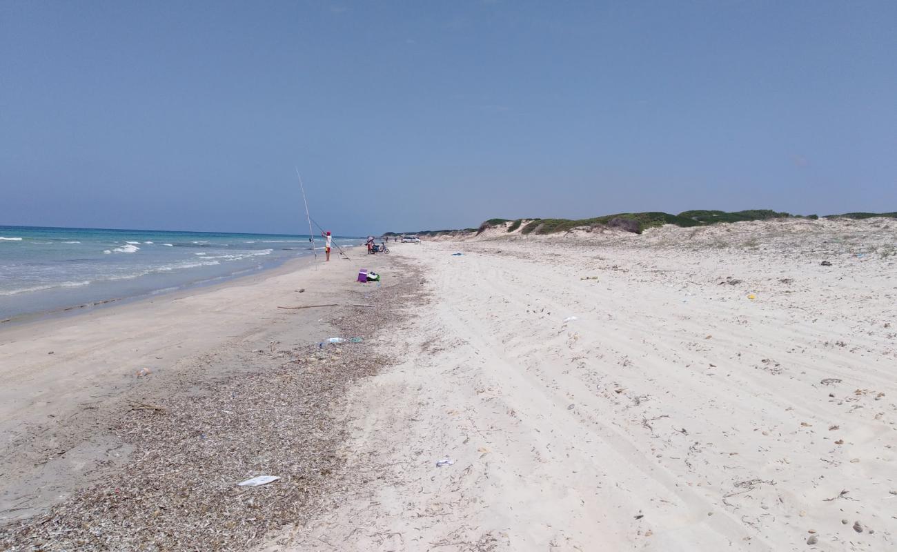 Photo de Monotonous Beach avec sable lumineux de surface