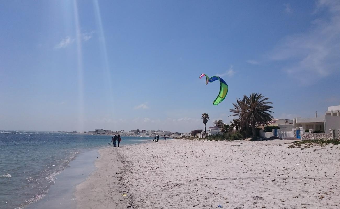 Photo de La Marsa Plage avec sable beige fin de surface