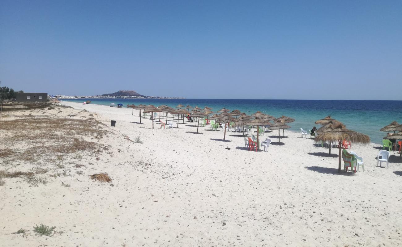 Photo de Ain Grenz Beach avec sable fin et lumineux de surface