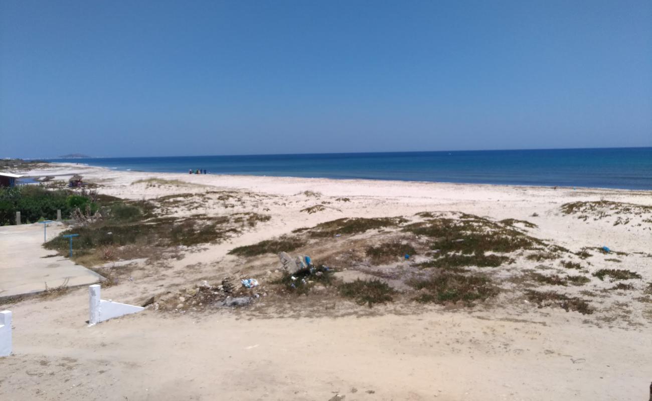 Photo de EL Mrigueb Beach avec sable fin et lumineux de surface