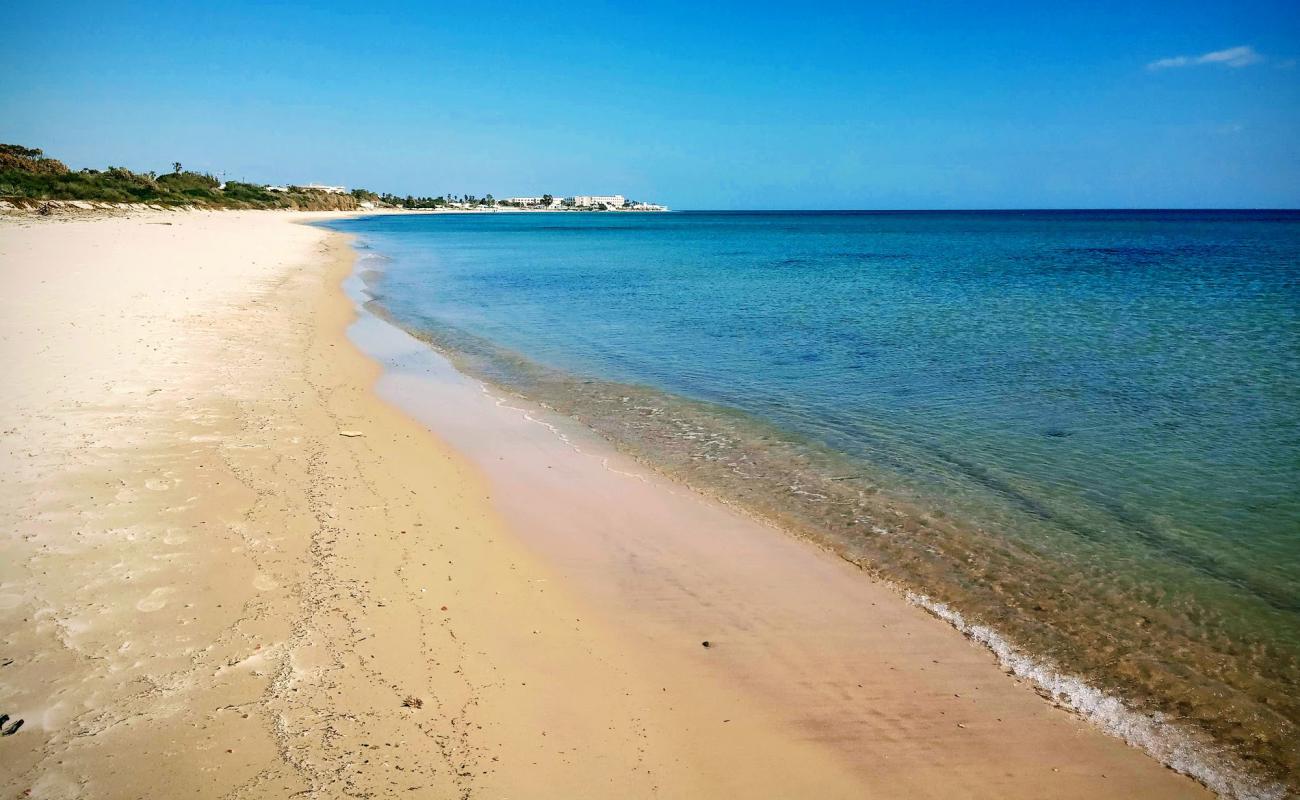 Photo de Plage Sidi Mahrsi avec sable lumineux de surface