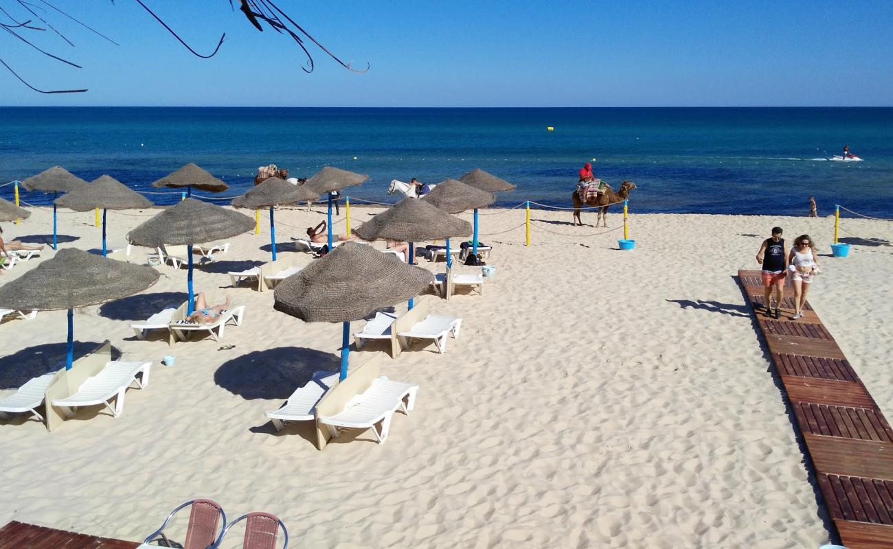 Photo de Plage Jinene Hammamet avec sable fin et lumineux de surface