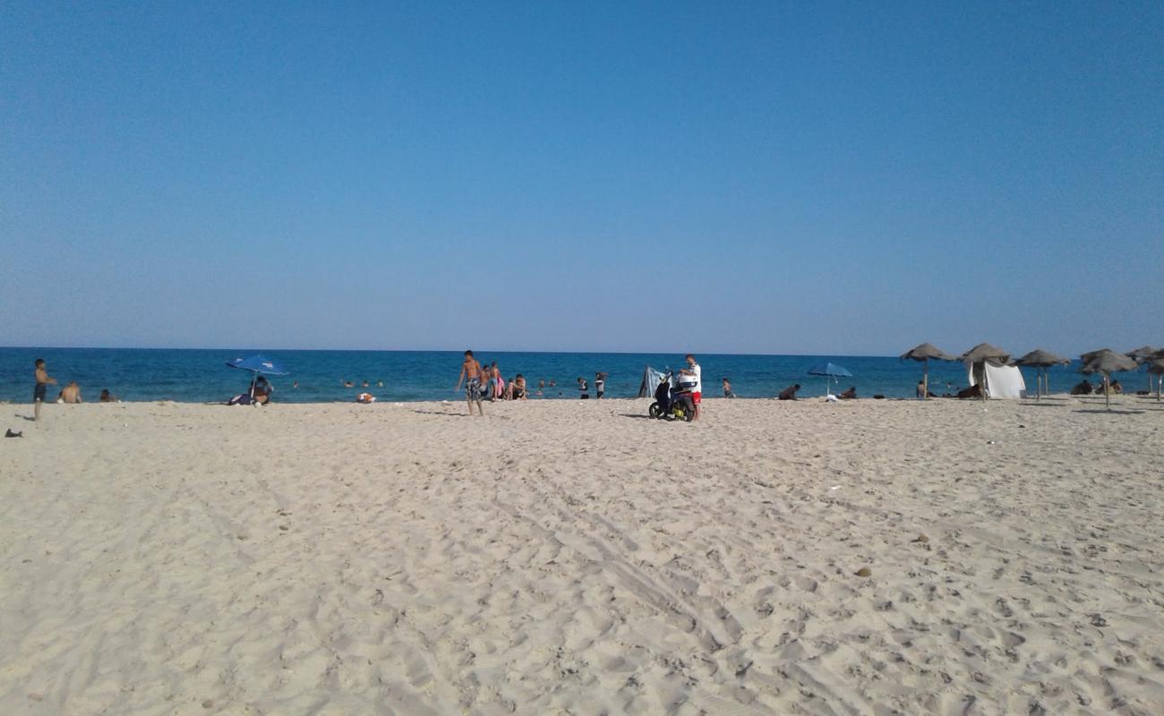 Photo de Plage D'essaloum avec sable beige de surface